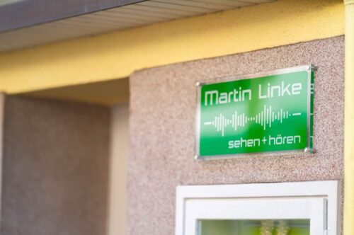martin linke bad bergzabern optiker hörakustiker schild an der hauswand klein